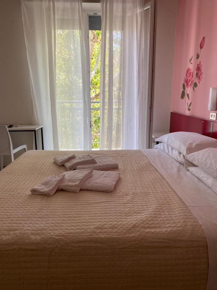 Hotel Nova Dhely ريميني المظهر الخارجي الصورة